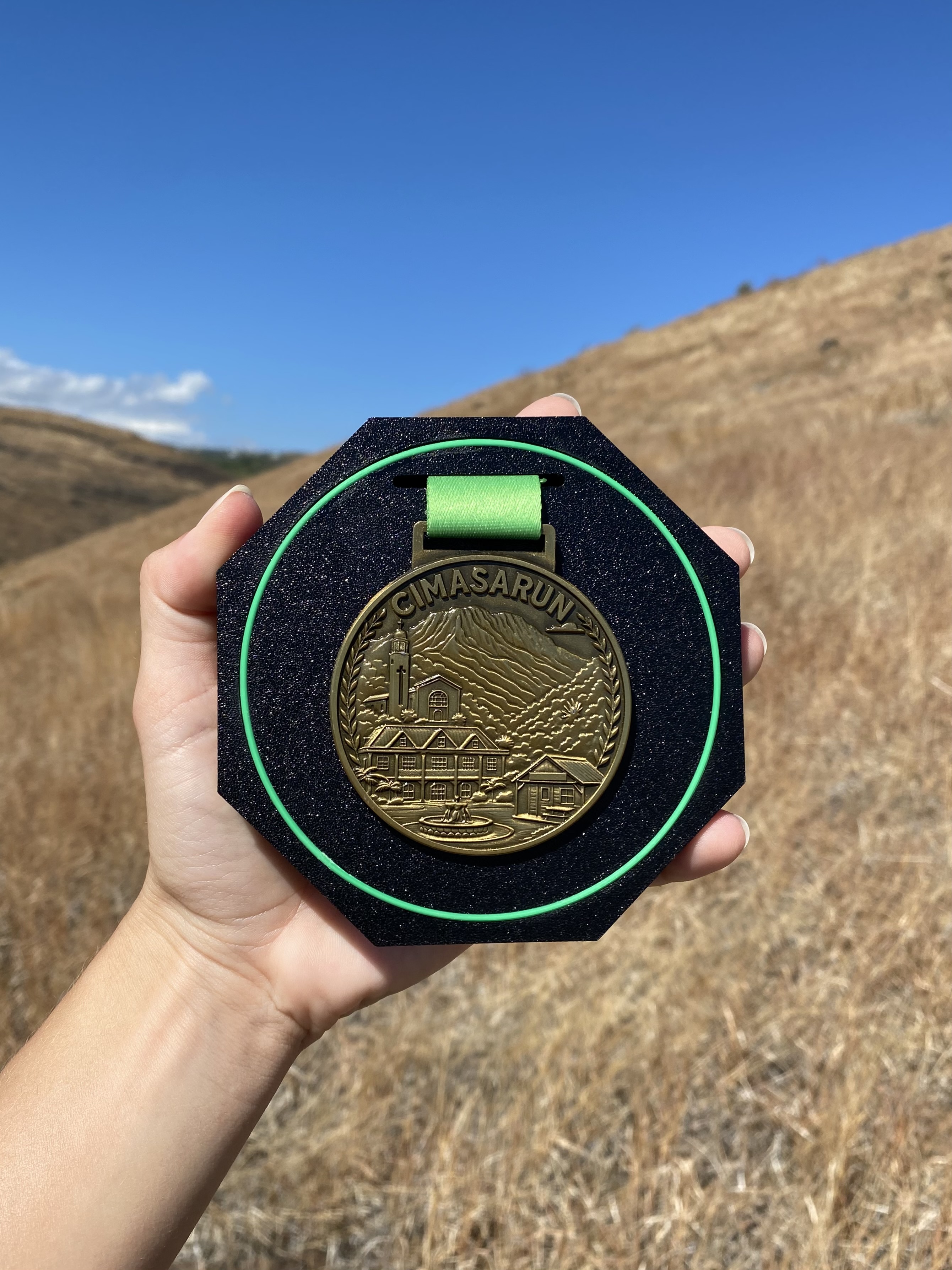 Module SUMO avec la médaille Cimasarun, tenu face aux collines